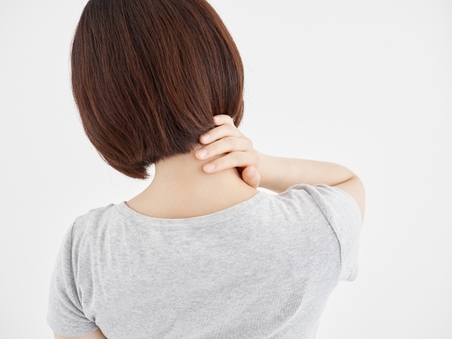 肩・頚の痛みを訴える女性の写真。